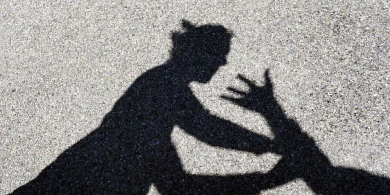 Bimbi picchiati a scuola, maestra incastrata da una mamma