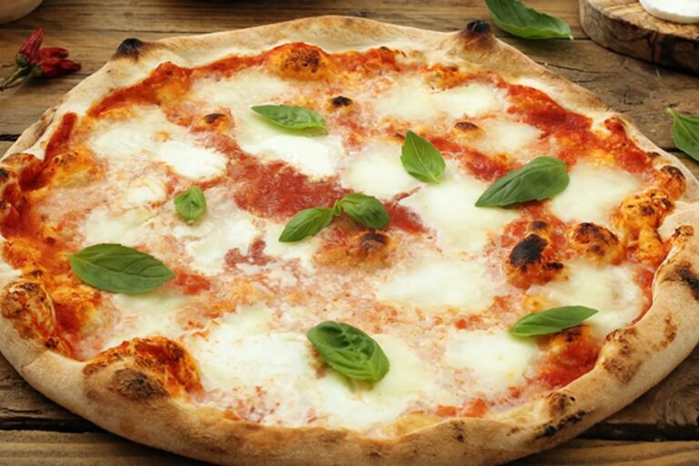 “La Margherita a 6 euro è cara?”: pizzaiolo dimostra di no ma scoppia la polemica (VIDEO)