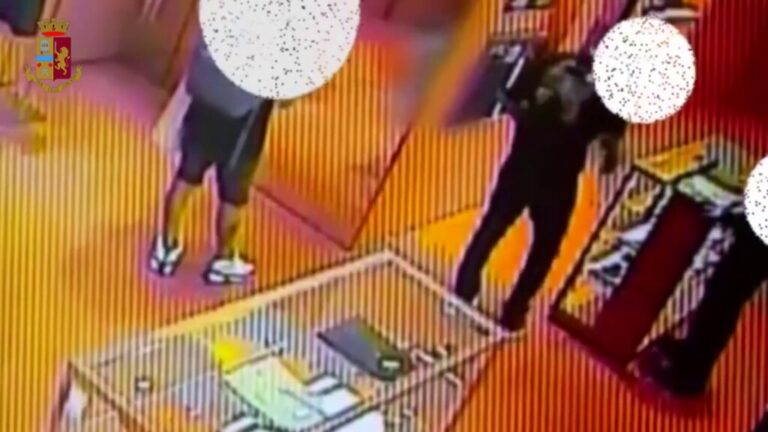 Milano, rubano nei negozi del centro. Due arresti Milano, rubano nei negozi del centro. Due arresti