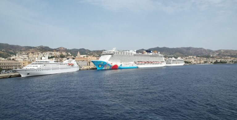 Crocieristi a Taormina: boom di navi al porto di Messina, sarà un ottobre da record