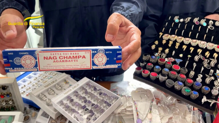 Bijoux e profumeria: sequestrati 23 mila articoli