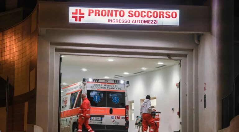 Attende per 7 ore al Pronto Soccorso e viene colpita da aneurisma