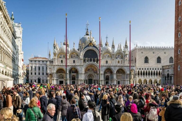 Venezia approva la tassa di ingresso: dal 2024 ticket da 5 euro