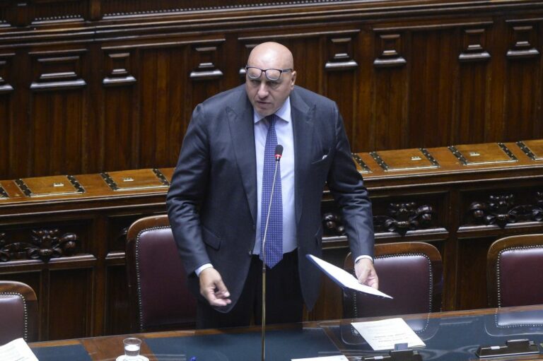 Crosetto: “si bloccano migranti da una parte, si agevolano dall’altra” Crosetto: “si bloccano migranti da una parte, si agevolano dall’altra”