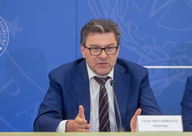 Manovra, Giorgetti ai sindaci: “Servono pazienza e responsabilità”