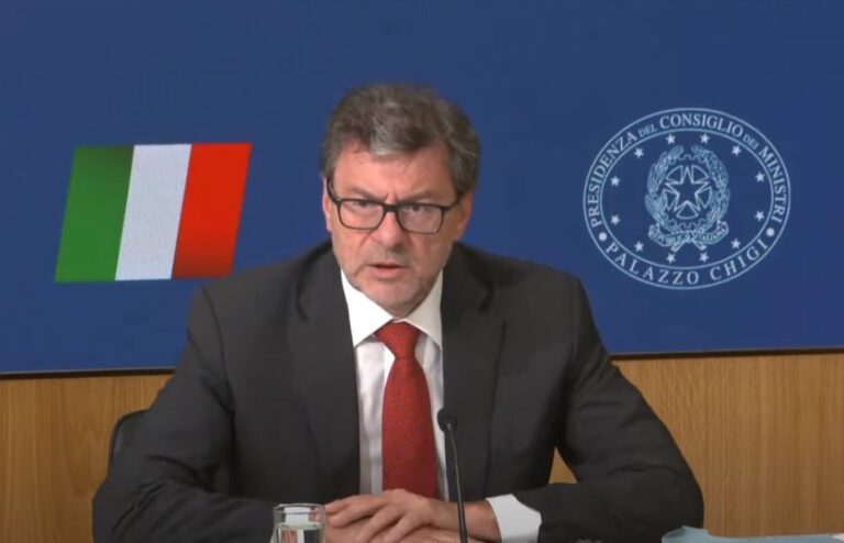 Giorgetti: “Debito pubblico nostro punto debole, suonata la sveglia”