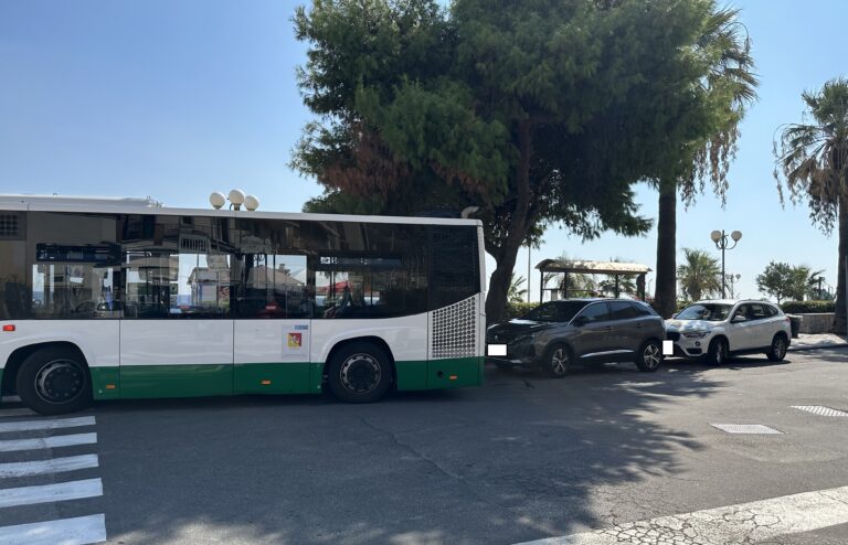 Sosta selvaggia a Mazzeo: bus Asm “sfrattato” dai soliti incivili
