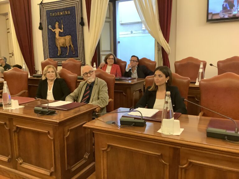 L’opposizione carica: “Ci riorganizziamo, giudizio negativo sull’Amministrazione De Luca”