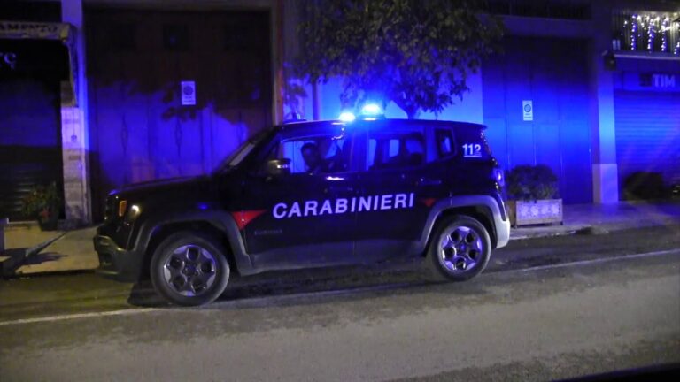 Bagnato dallo spumante del brindisi: lo accoltella. In manette un 20enne
