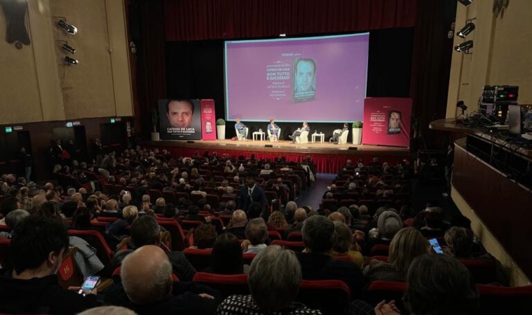 De Luca fa il pienone al “Manzoni” di Monza: “Lo avevo detto che faccio sul serio”