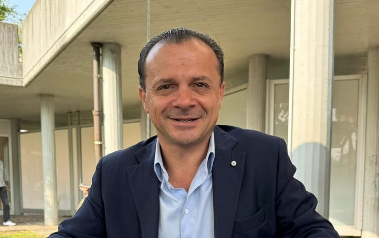 De Luca: “Teatrino PD. No alle auto-dimissioni di Bolognari. Rimanga…”
