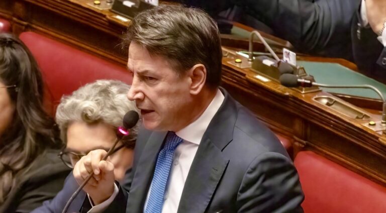 Conte: “Governo ha voltato le spalle agli italiani”