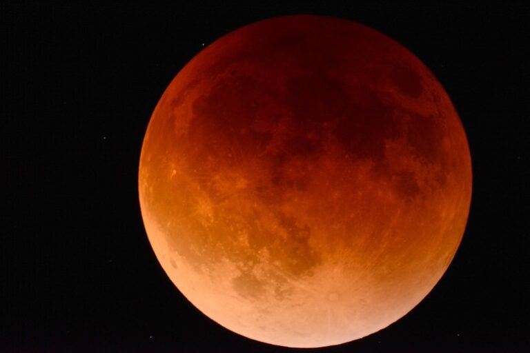 Ottobre se ne va con un’eclissi parziale di Luna