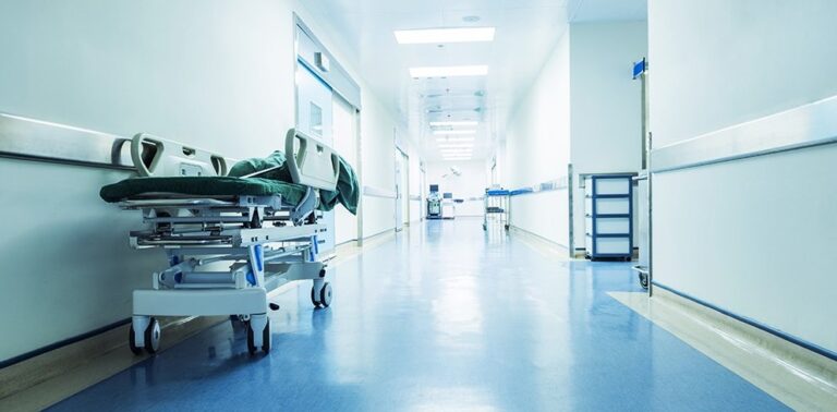 Ospedale di Taormina, altri 20 posti letto tagliati nella nuova rete regionale. Ora è notte fonda