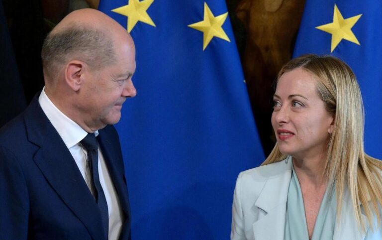 Migranti, lotta ai trafficanti a suon di chiacchiere