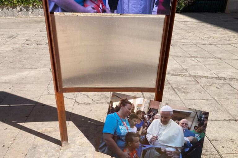 Raid vandalico: danneggiata foto del  Papa al museo padre Puglisi
