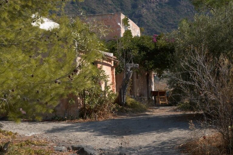 Salina, la casa de “Il postino” di Troisi non sarà demolita Salina, la casa de “Il postino” di Troisi non sarà demolita