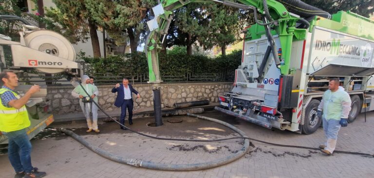 Lavori post-maltempo a Mazzeo, il sindaco: “Tombini non puliti da 20 anni”