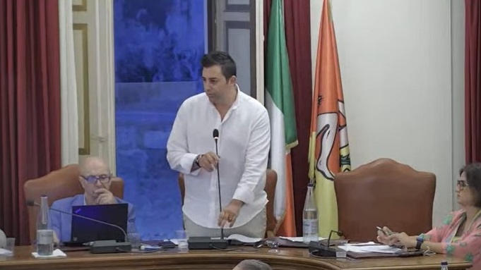 Suoli pubblici Taormina, Consiglio approva il nuovo regolamento 1 sferra in consiglio comunale