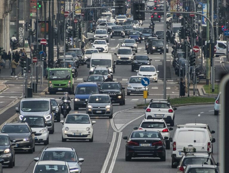 Auto, Parlamento Ue approva nuove norme Euro 7. Urso “Prevale ragione” Auto, Parlamento Ue approva nuove norme Euro 7. Urso “Prevale ragione”