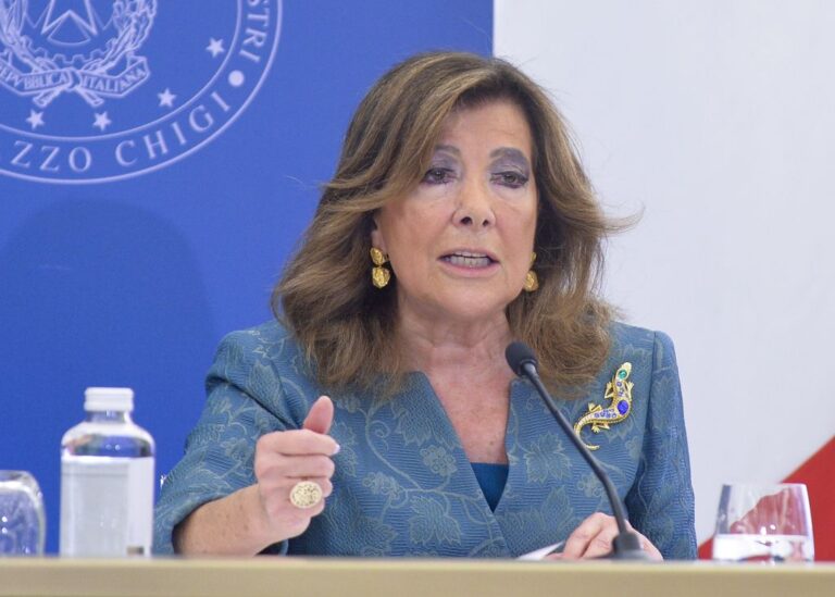 Femminicidi, Casellati: “Leggi non bastano, cultura sempre più lenta”
