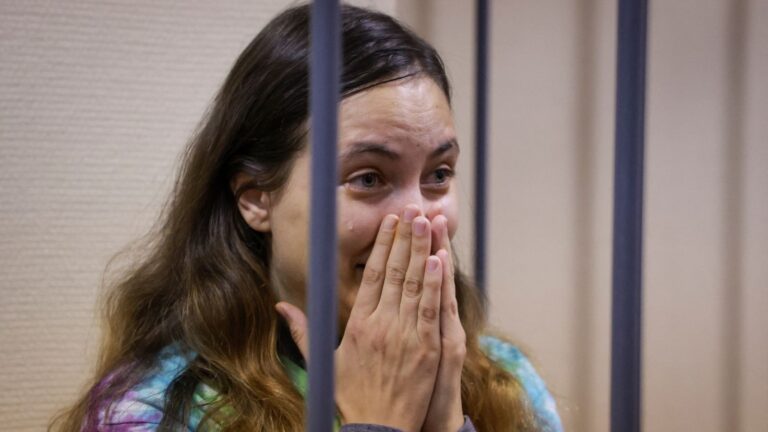Critica la guerra in Ucraina: artista russa condannata a 7 anni