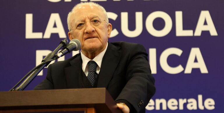 De Luca seppellisce il Pd: “Per l’80% anime morte”