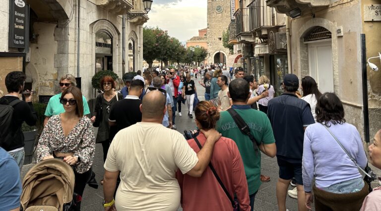 Da Milano torna in Sicilia: “Taormina favolosa, qui novembre pazzesco” Da Milano torna in Sicilia: “Taormina favolosa, qui novembre pazzesco”