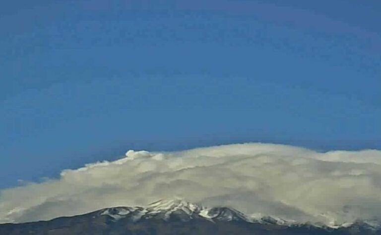 Nevicata sull’Etna, la vetta del vulcano coperta da nuvole