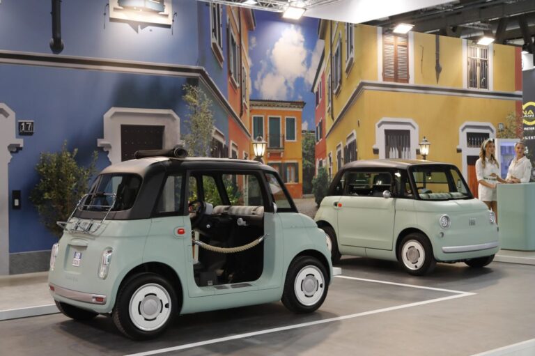 Fiat Topolino elettrizza l’Eicma con un tocco di Dolce Vita Fiat Topolino elettrizza l’Eicma con un tocco di Dolce Vita