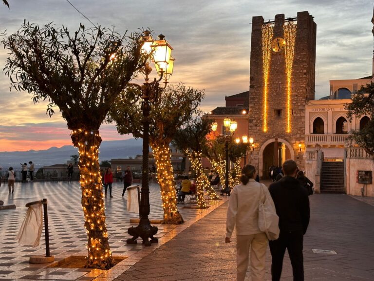 A Taormina è tempo di addobbi natalizi