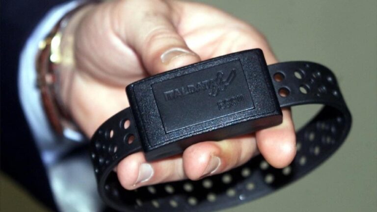 Stupratore rompe il braccialetto e scappa. Le vittime: “Abbiamo paura”