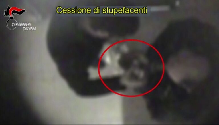 Blitz antidroga nella “Fossa dei leoni” a Catania, 14 arresti