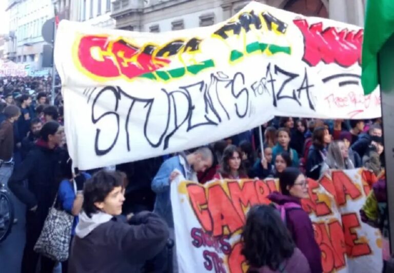 A Milano corteo studenti con vernice su vetrine banche e negozi A Milano corteo studenti con vernice su vetrine banche e negozi