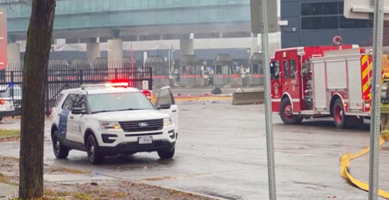 Esplode un auto sul ponte delle Cascate del Niagara: attentato? Esplode un auto sul ponte delle Cascate del Niagara: attentato?