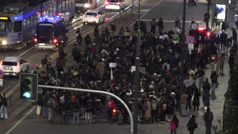 Cortei contro i femminicidi: la gente scende in strada