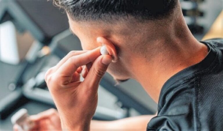 Rispondeva da auricolari durante esame, denunciato per truffa