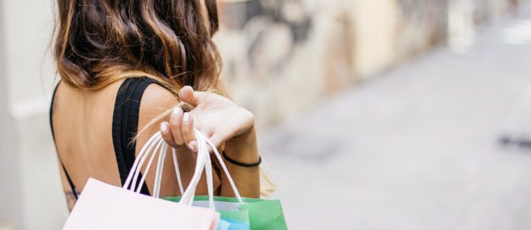 Shopping tax free, Italia leader nel 2024. Turisti americani al top, Taormina locomotiva del Sud