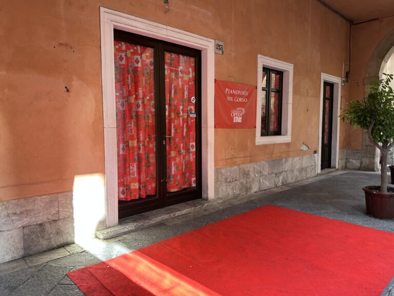 Portici di Palazzo dei Giurati: ora i pianoforti, poi arriva l’ufficio tributi