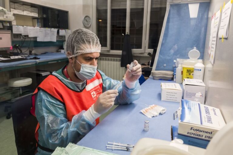 Covid, in aumento nuovi casi e ricoveri Covid, in aumento nuovi casi e ricoveri