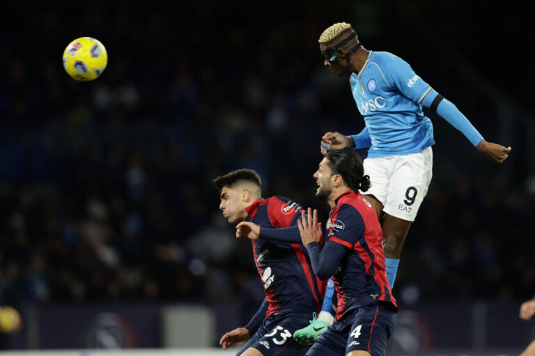 Osimhen e Kvara trascinano il Napoli, 2-1 al Cagliari Osimhen e Kvara trascinano il Napoli, 2-1 al Cagliari