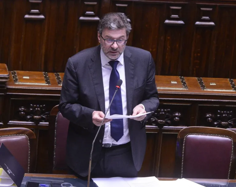 Giorgetti: “Se l’Italia non tiene il debito sotto controllo non ce la fa”