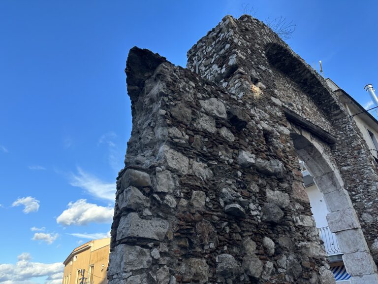 Ma il restauro dell’Arco di Porta Messina che fine ha fatto?