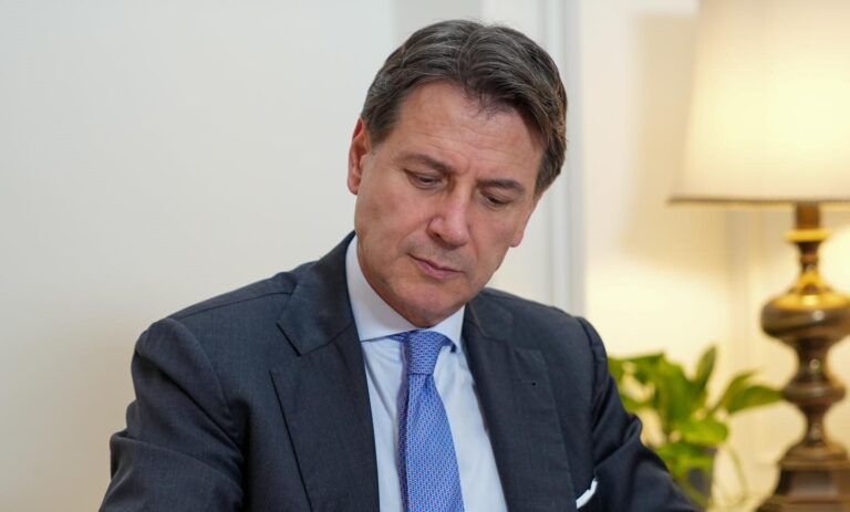 Conte scrive a Meloni: “Scelga tra l’Italia e il suo cerchio magico”