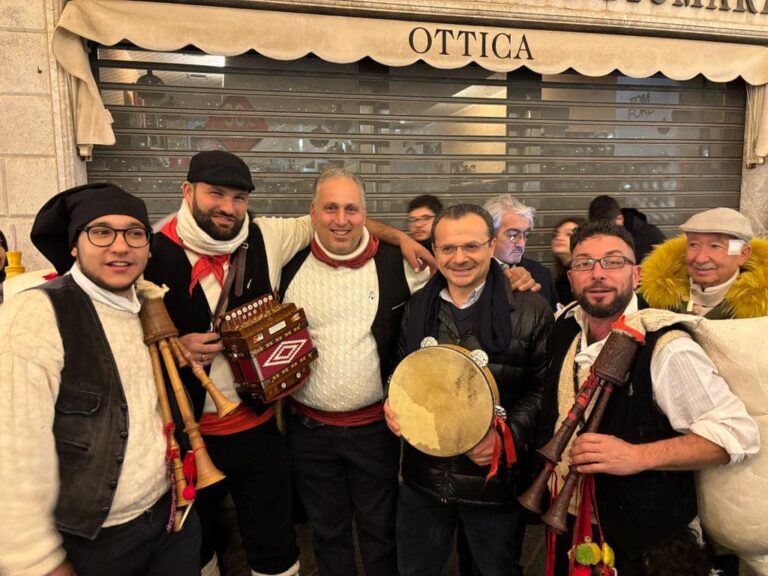 Natale a Taormina: il sindaco fa intrattenimento musicale (VIDEO)