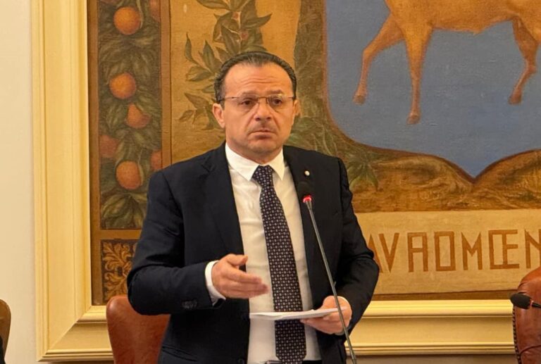 “A Taormina pessimo vizio”, De Luca tuona: ultimo tango a Phuket?
