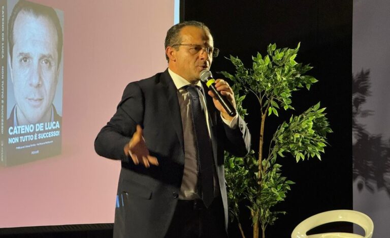 De Luca serve la vendetta a Renzi: incontro con Calenda, prove di accordo per le Europee