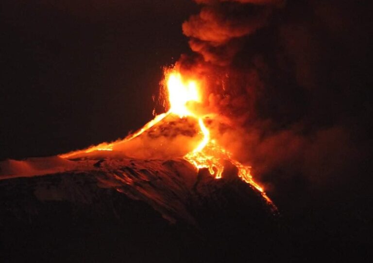 L’Etna dà spettacolo, a Taormina turisti in estasi: “Che posto magico”