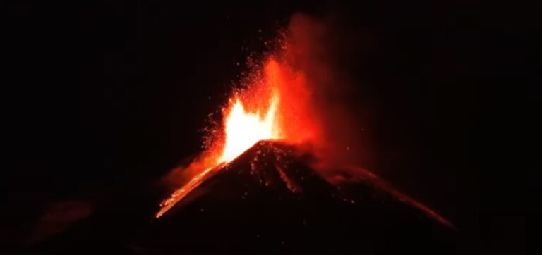 Etna, eruzione in corso: pioggia di cenere su Taormina