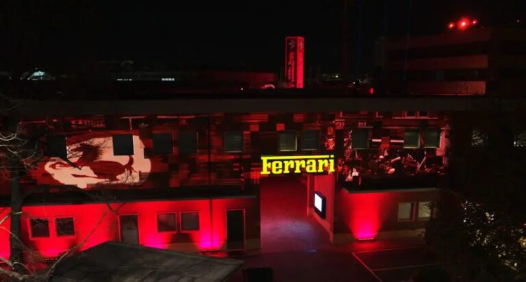 Ferrari, un light show accende gli stabilimenti di Maranello